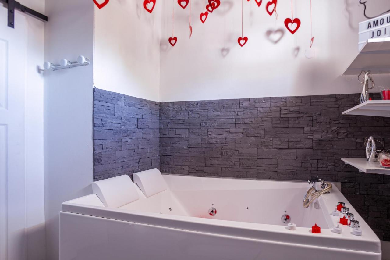 Love Room Avec Balneo 土伦 外观 照片