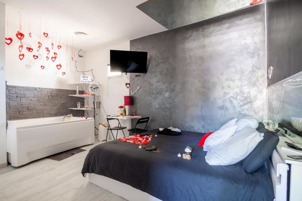 Love Room Avec Balneo 土伦 外观 照片